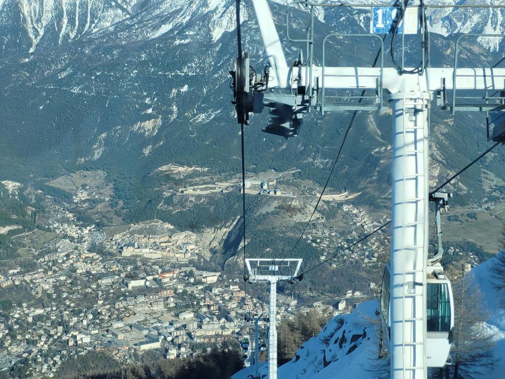 Nach einer der schlechtesten Abfahrten meines Lebens ging einer der besten Skitage meines Lebens zu Ende. Da ich den Verlauf der Piste nicht kannste, wollte ich nicht versuchen bis Briançon abzufahren. Ich konnte am Morgen nicht alles einsehen. LEtzte Eindrücke aus der Kabine auf die befestigte Stadt.