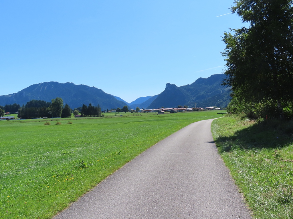 Radweg Richtung Unterammergau. Hinten links der Laber.