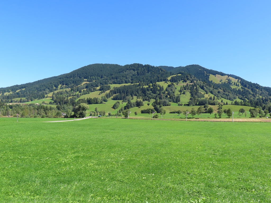 Bahnstrecke. Dahinter wieder die Hörnlegruppe