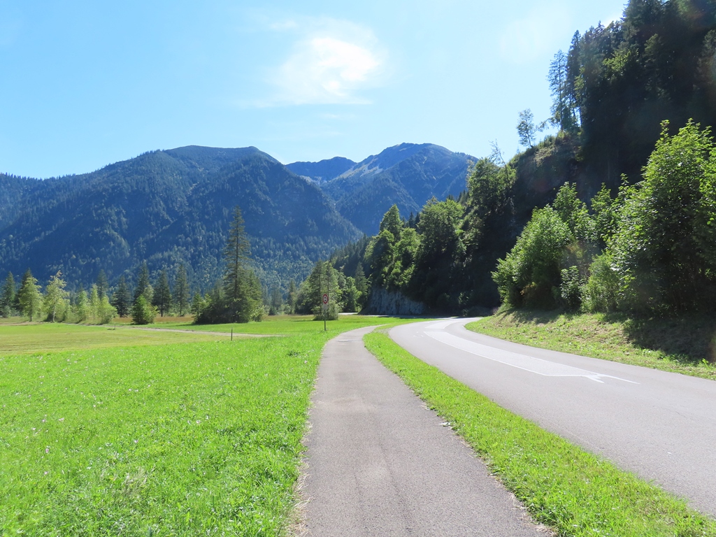 Radweg hinter Oberammergau Richtung Schloss Linderhof