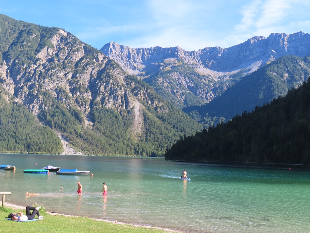 Hinter dem Plansee erkennt man den Kamm zwischen Kohlbergspitze und Pitzenegg