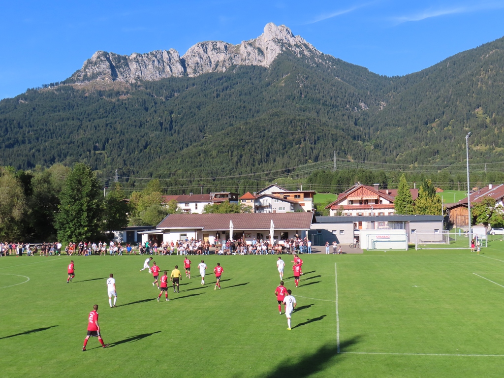 Fußballplatz in der Nähe von Reutte. Es spielt der SBV Pflach gegen SV Weissenbach. Aktueller Spielstand: 2 - 1. Endergebnis 2 - 2