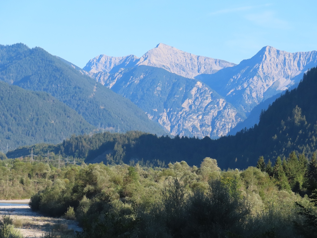 Zoom zu den höheren Ammergauer Bergen. Höchster Gipfel im Bild ist der Plattber. Rechts davon ist das Pitzenegg, das wir einige Bilder vorher aus der Nähe gesehen haben.