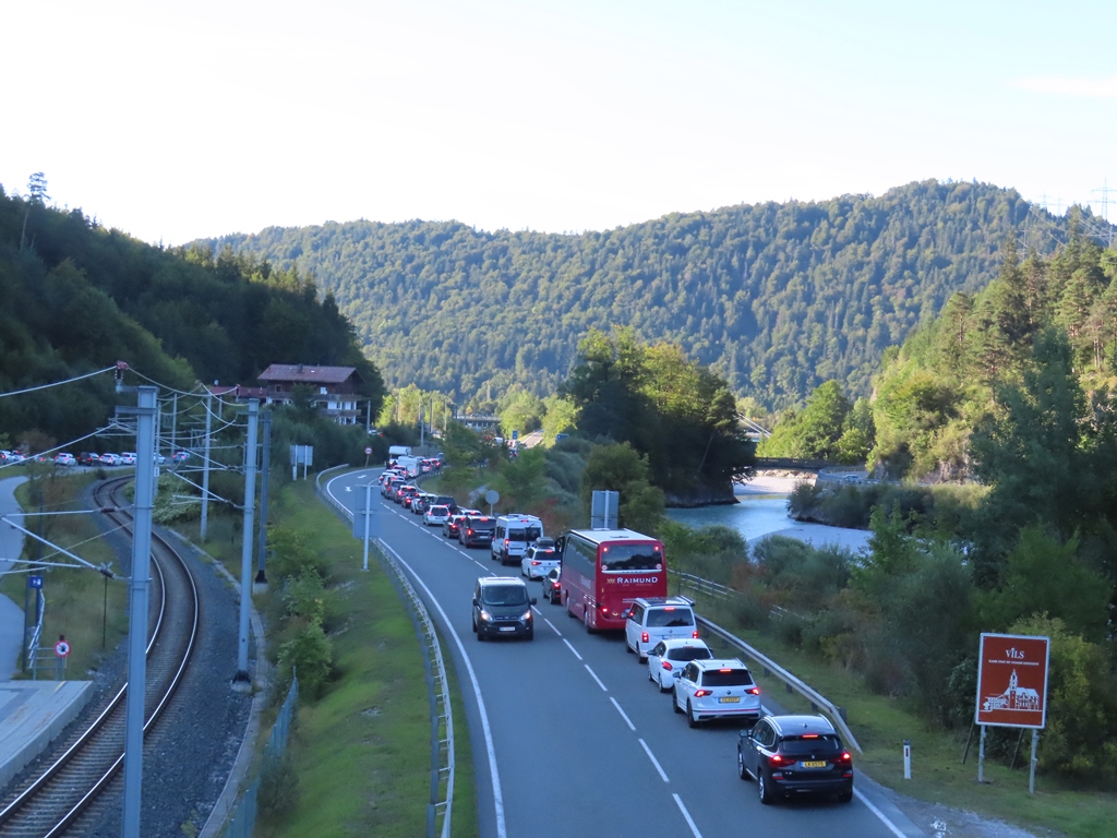 Stau vor dem Füssener Grenztunnel bei der Reise nach Norden