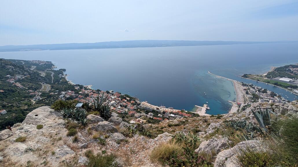 Angekommen mit tollem Blick zurück auf die Stadt und das Meer