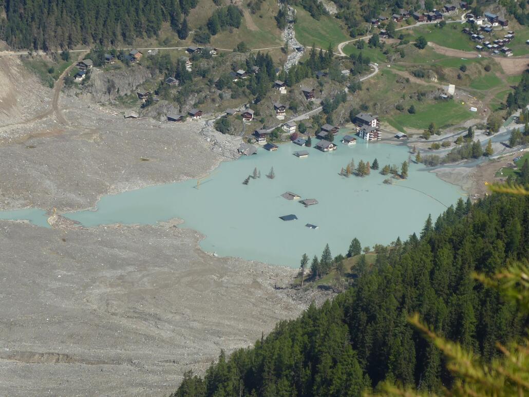 Neben den 4 Häusern im Vordergrund sind noch weiter 5 wo noch stehen aber komplett unter Wasser sind.