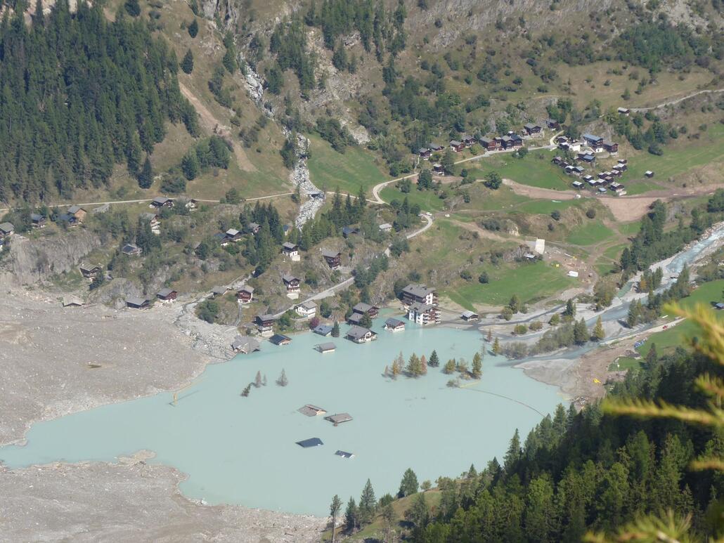 Im Hintergrund Eisten und die neue Verbindung Richtung fFafleralp