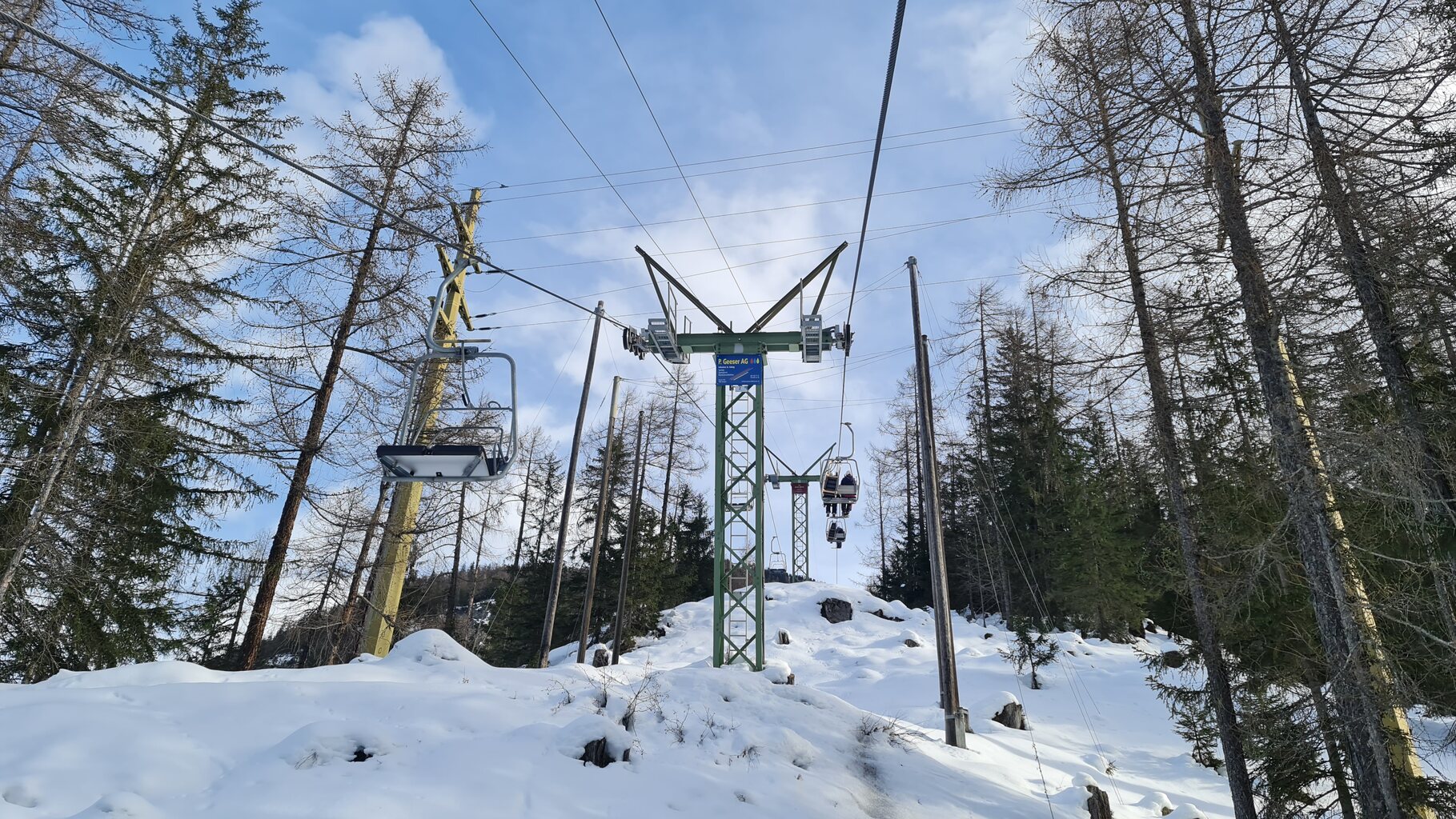 Bergfahrt mit der Sesselbahn Darlux. 1973 gebaut von Bühler, 2008 saniert von Bartholet. Steile Anlage mit knapp 600 Höhenmetern.