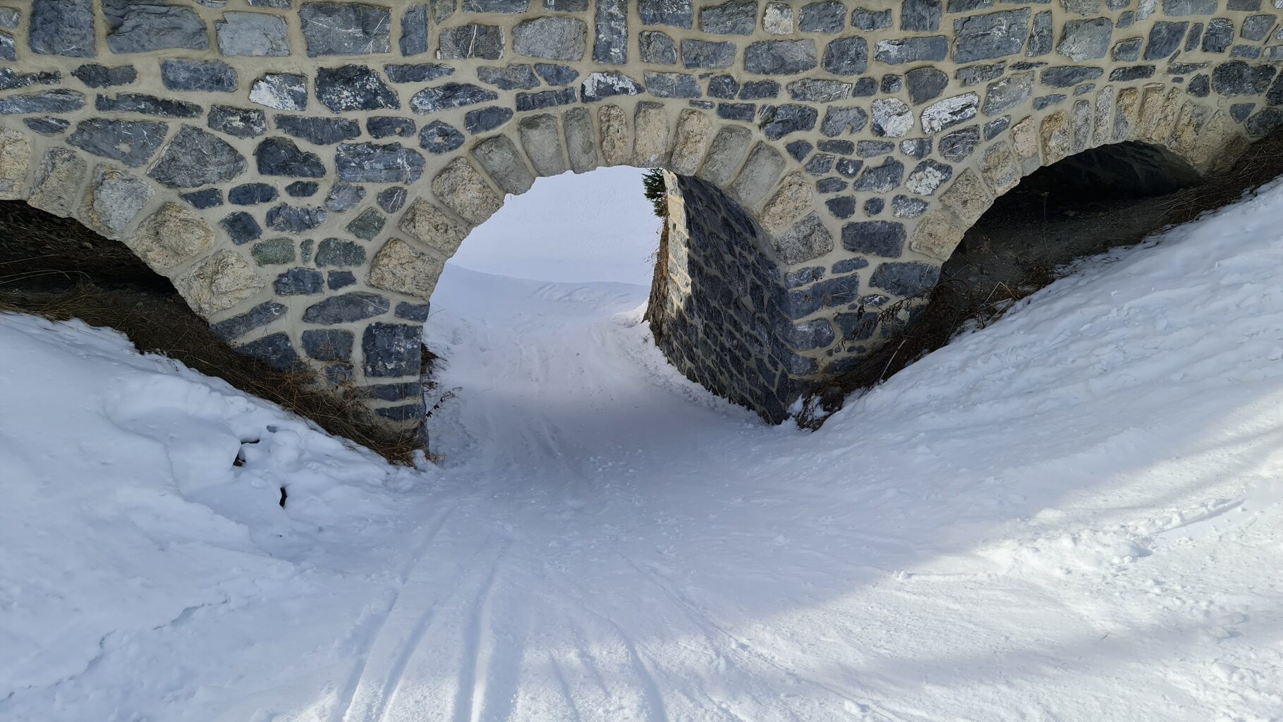 ... und rustikal drunter durch. Super!