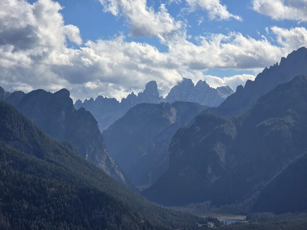 Sogar der Monte Cristallo bei Cortina ist in der Ferne zu sehen.