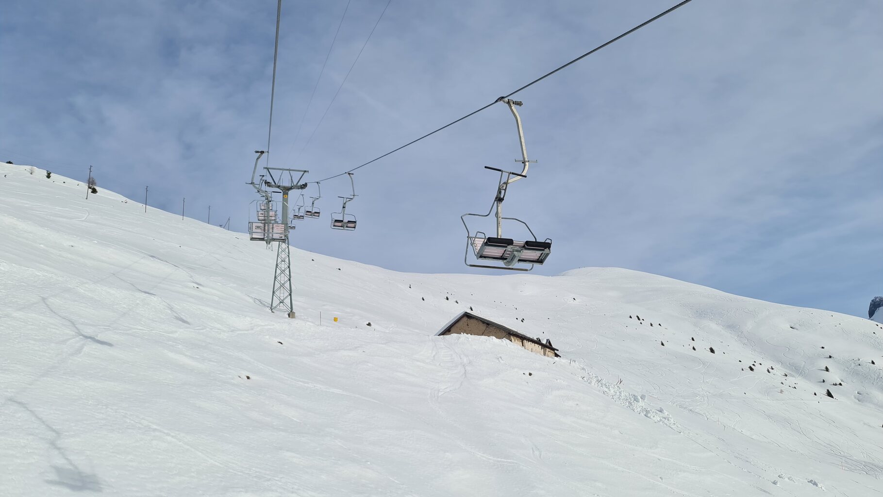 In die zweite Etage des Skigebiets geht es mit dieser ebenfalls eher langsamen Sesselbahn von Garaventa. Dafür aber noch mit den originalen Lattensesseln. Entschädigung für die neuen Polster in San Bernardino. ;-)