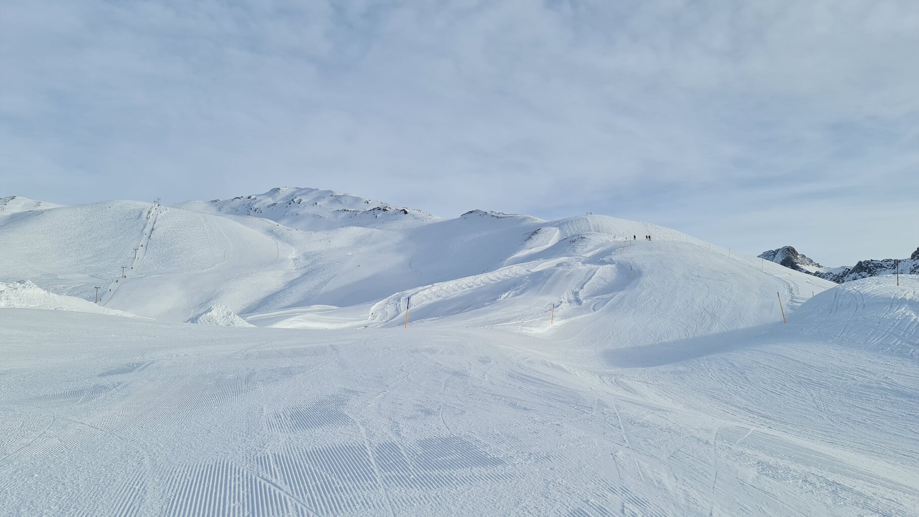 Auch bei der letzten Abfahrt gegen 14.30 Uhr am Schlepplift immer noch frische Rillen.
