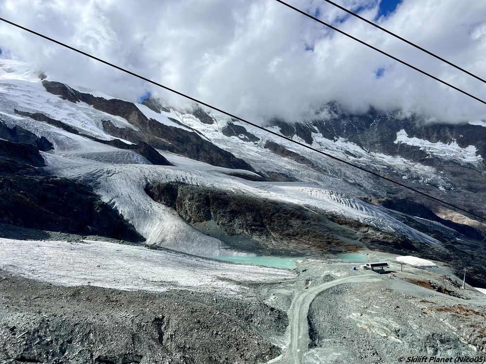 Piste Gletscherband und Bergstation Morenia