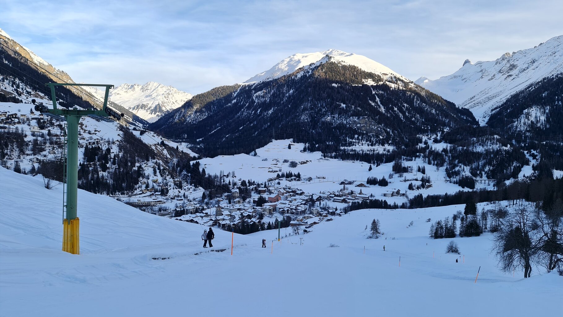 Der Schlepplift Zinols ist mit rund 160 Höhenmetern der längere und spannendere der beiden Lifte am Dorfrand. Gebaut 1971 von Bühler als Ersatz für eine Tebru-Anlage aus den 50ern.