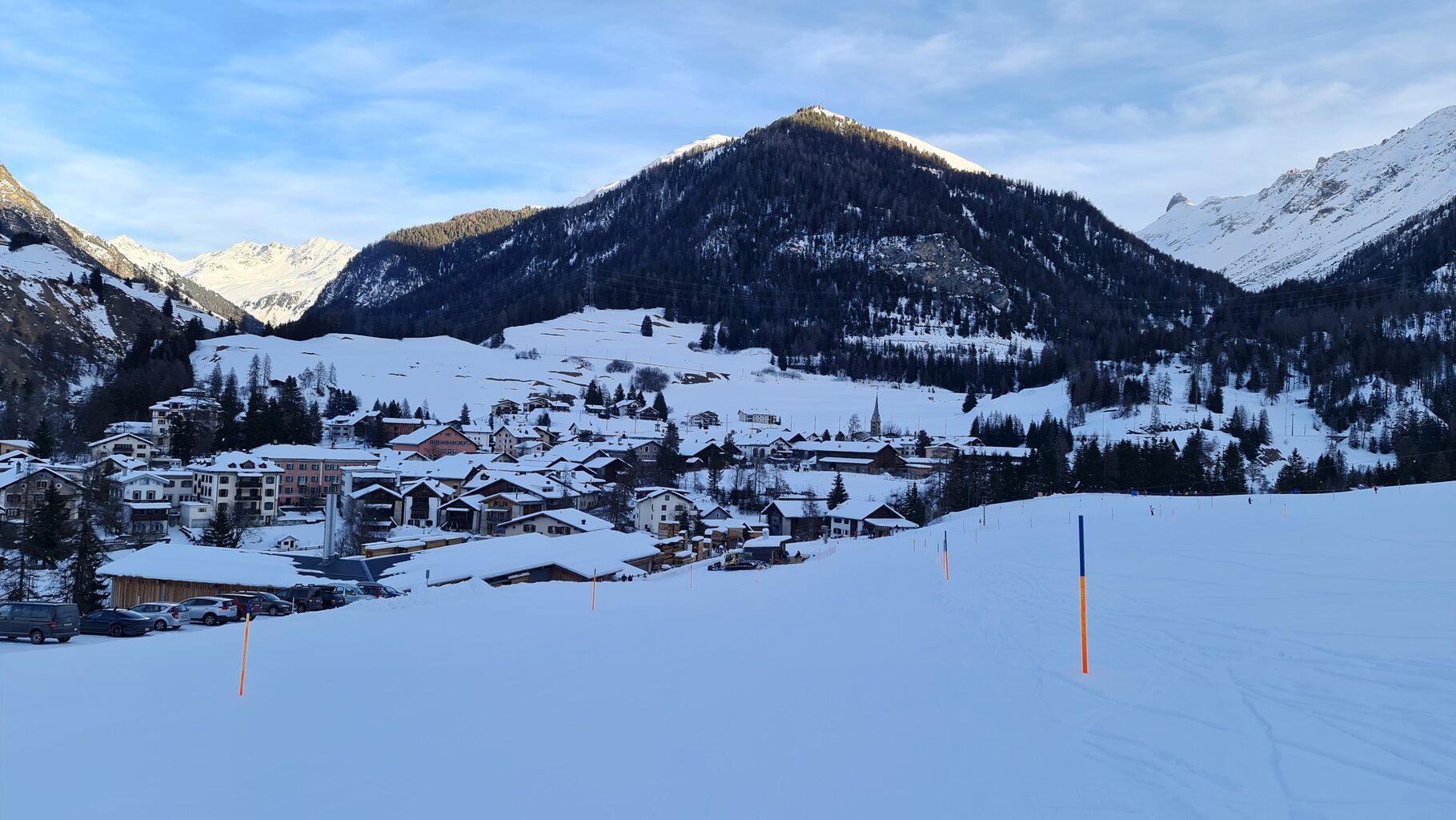 Skigebiet Tect-Zinols mit Bergün im Hintergrund.