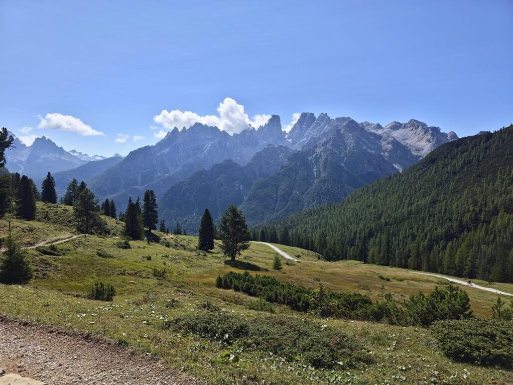 Wenig unterhalb der Plätzwiese, Blick zum Monte Cristallo. Hier legen wir dann auch eine Mittagspause ein.