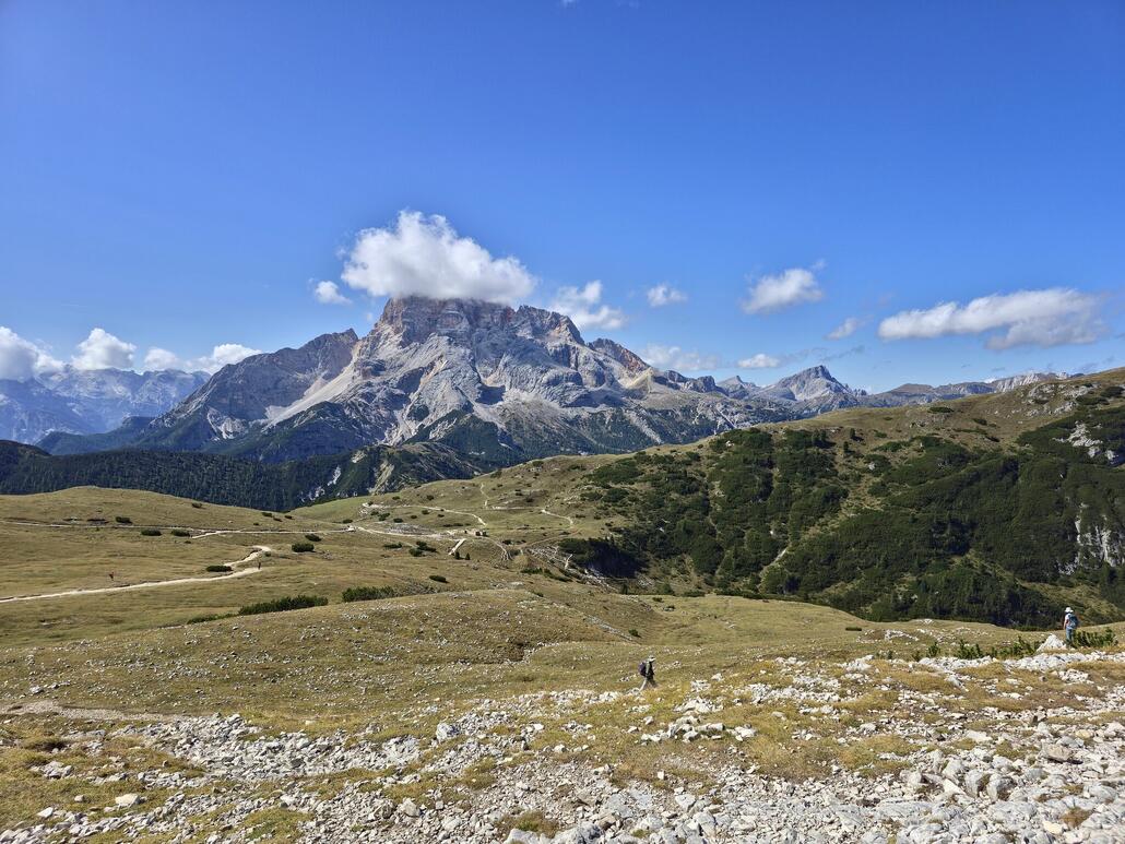Angekommen auf dem Strudelkopf, Blick zurück in Richtung Plätzwiese mit der Hohen Gaisl dahinter.