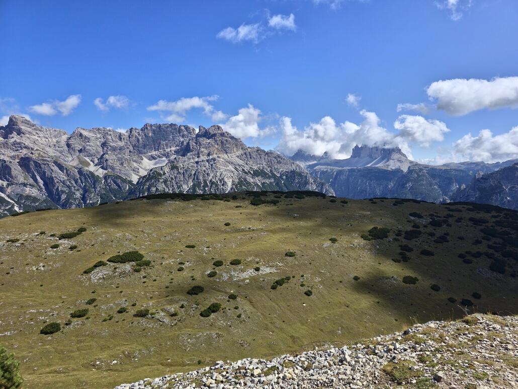 Blick zu den Drei Zinnen und den Sextner Dolomiten