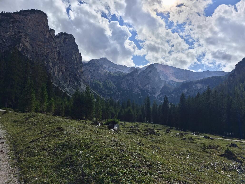 Angekommen in Brückele, Blick hoch in die Pragser Dolomiten