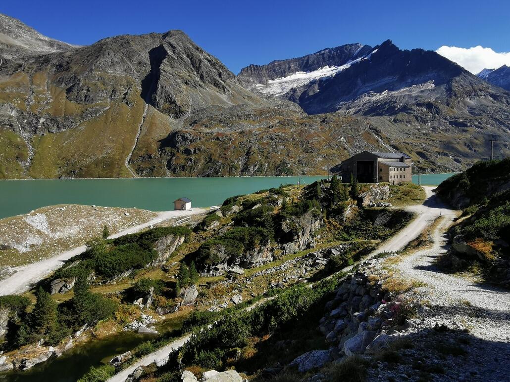 16. Blick zurück. Das Gebäude wird mittlerweile wohl als Mitarbeiterunterkunft weiterverwendet.