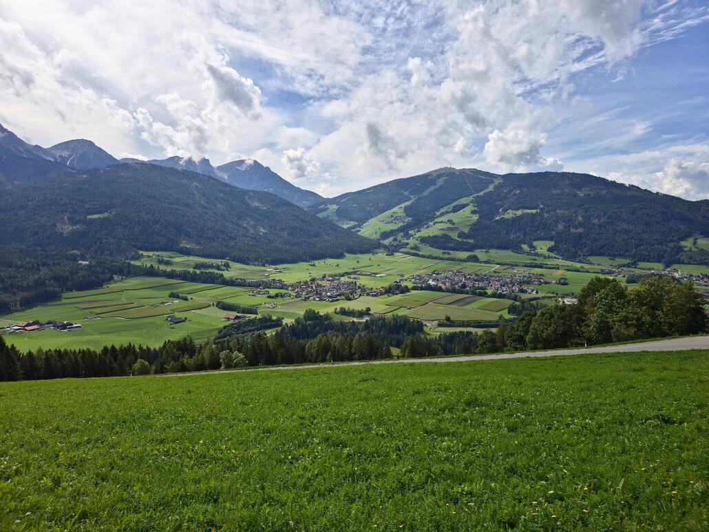 Unterwegs nach Unterrain, Blick über Olang zum Kronplatz und den ersten Ausläufern der Dolomiten