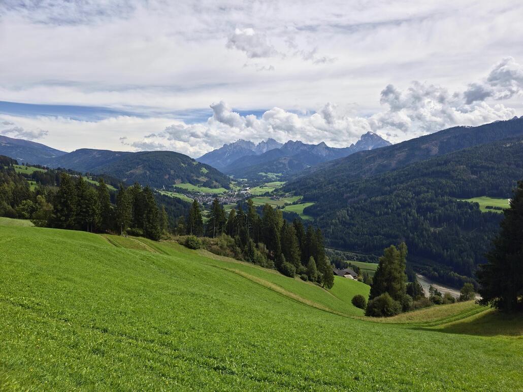 Blick ins Pustertal mit Welsberg und den Sextner Dolomiten im Hintergrund.