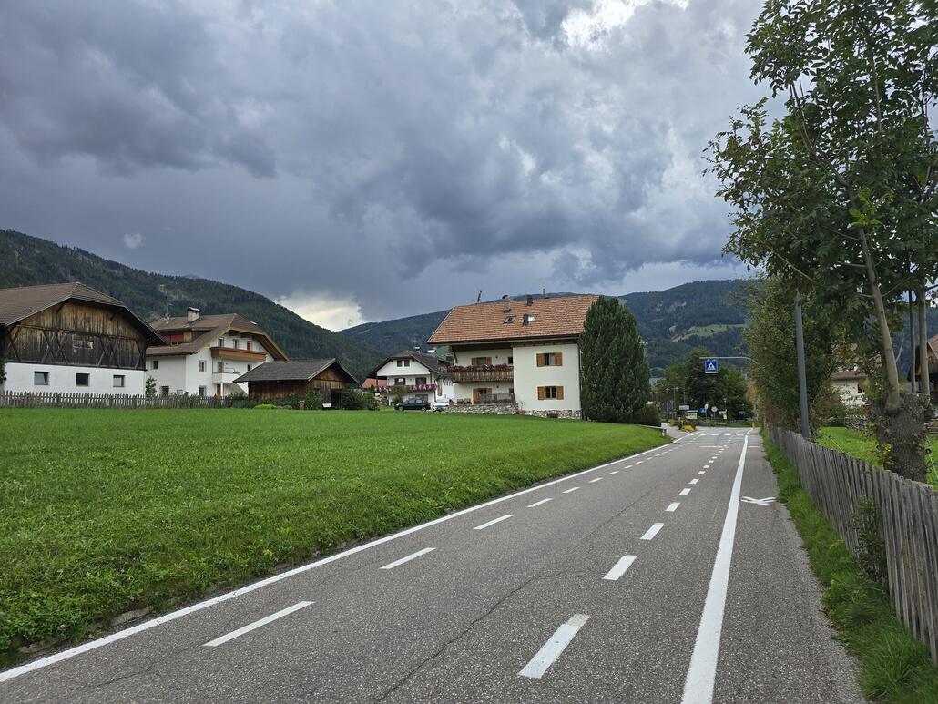 Ortseingang von Oberolang. Mittlerweile sind dunkle Wolken aufgezogen.