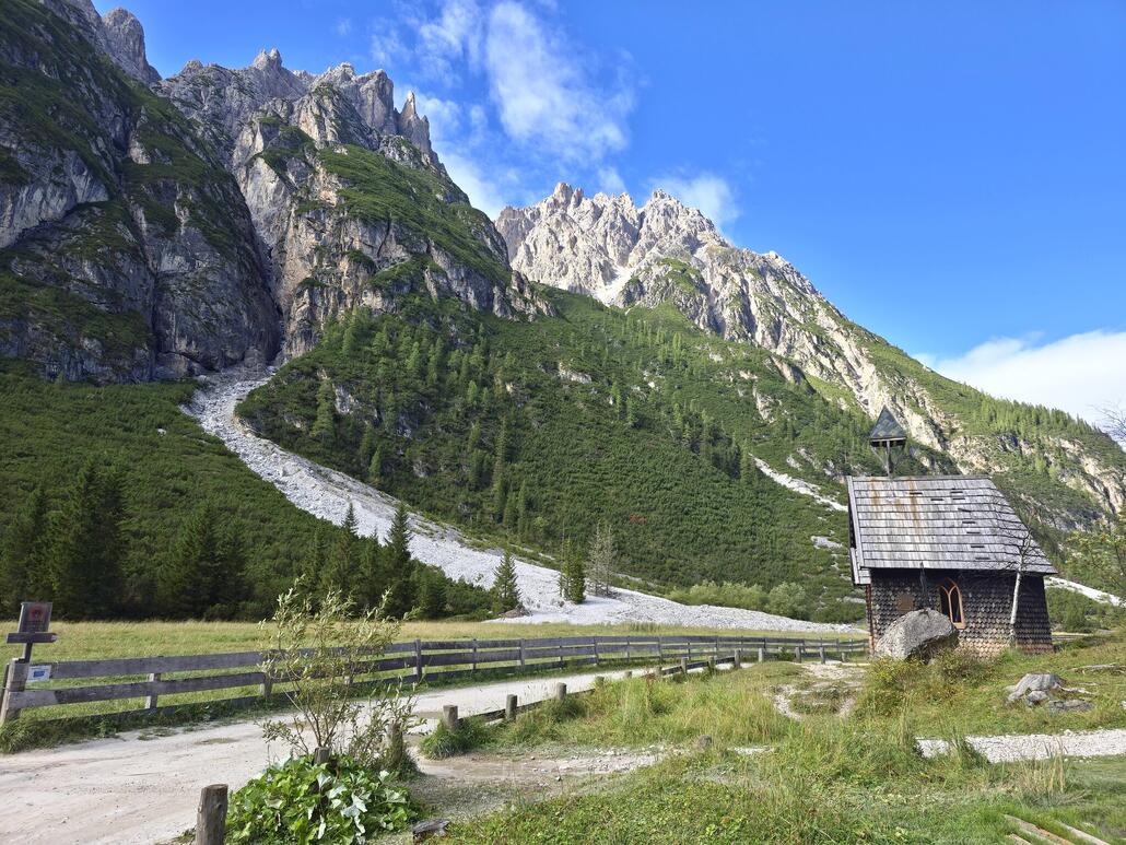 Angekommen bei der Dreischusterhütte, wo es auch diese kleine Kapelle gibt.