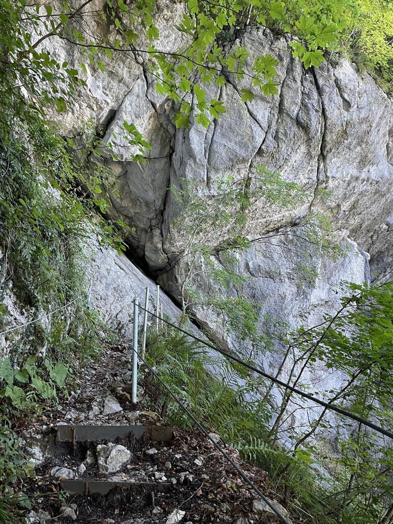 Der Weg wird jedoch immer Anspruchsvoller, mit massiven Felswänden, kurzen Kraxelstellen und viele gesicherte Passagen