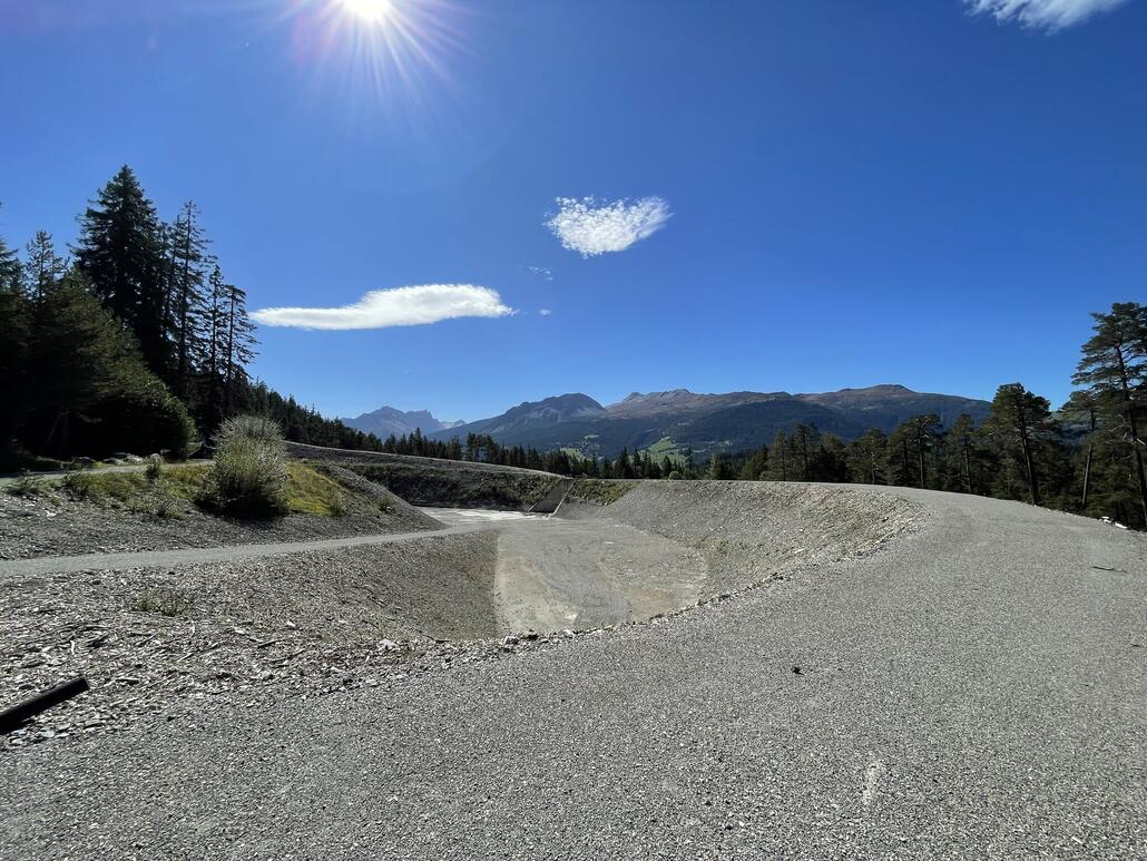 Etwa oberhalb des Campingplatzes St. Cassian wurde in den vergangenen Jahren ein ziemlich grosser Geschiebesammler erstellt.
