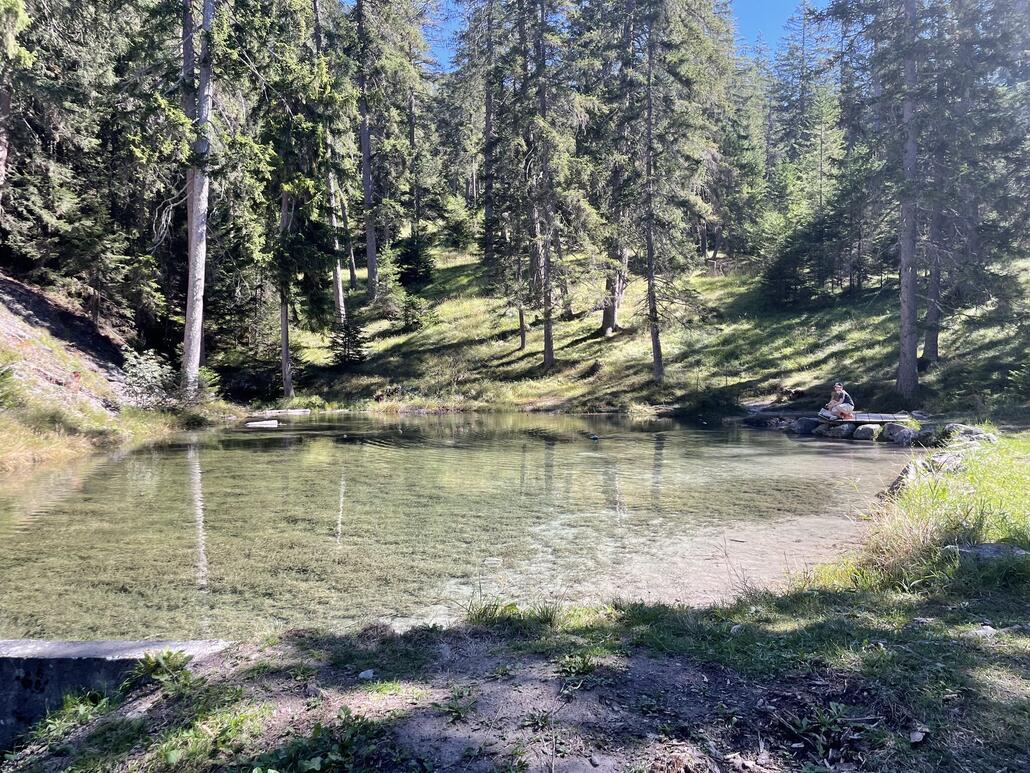 Da wir eine etwas abgeänderte, sich nicht lohnende Wegvariante fuhren, kamen wir das erste Mal überhaupt an diesem kleinen Stausee vorbei. Hier gibt es auch einen ziemlich schönen Grillplatz.
