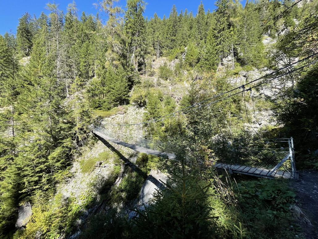 Die Hängebrücke Val Meltger ist schnell überquert.