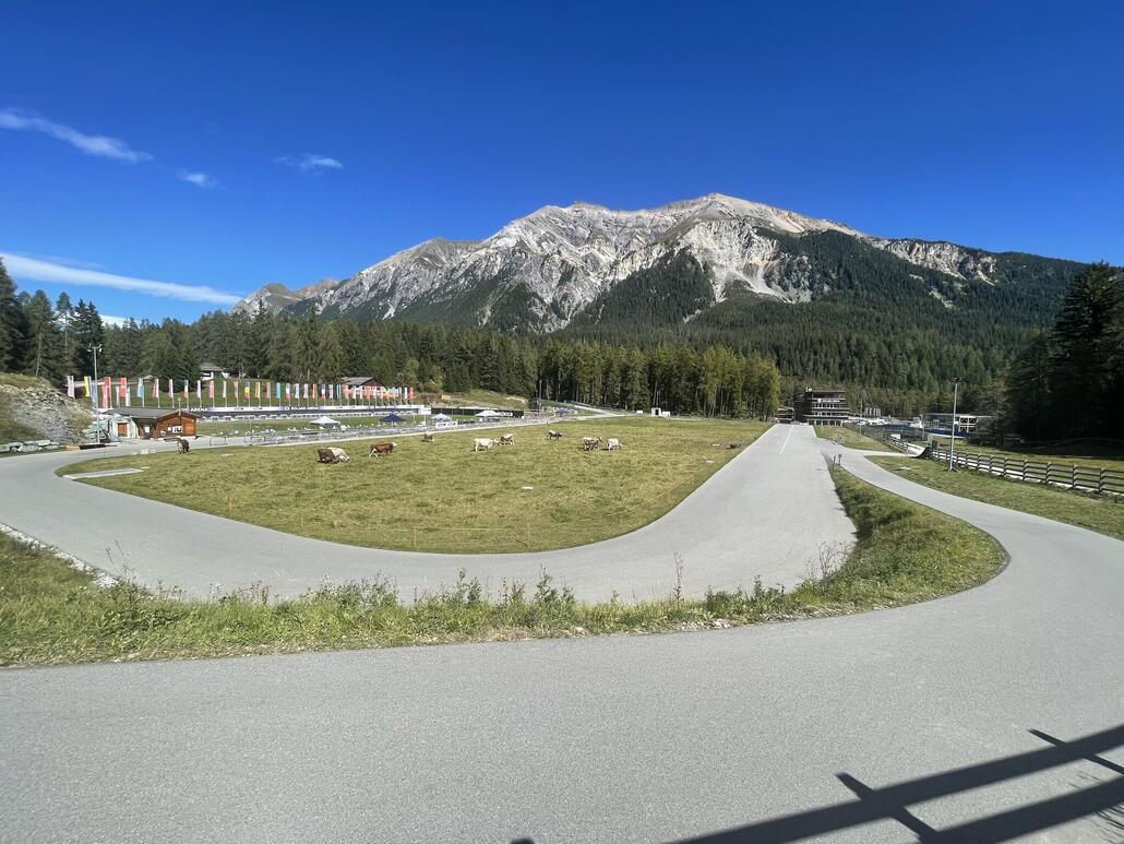 Die Biathlonarena wird ebenfalls passiert.
