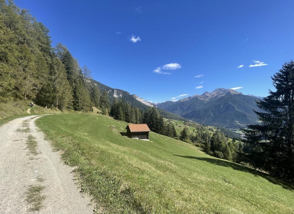Die Aussicht ist immer wieder sehr schön. Rechts ist der Piz Ela zu sehen, links ist ein Teil der Brienzer Rutschung zu erahnen.