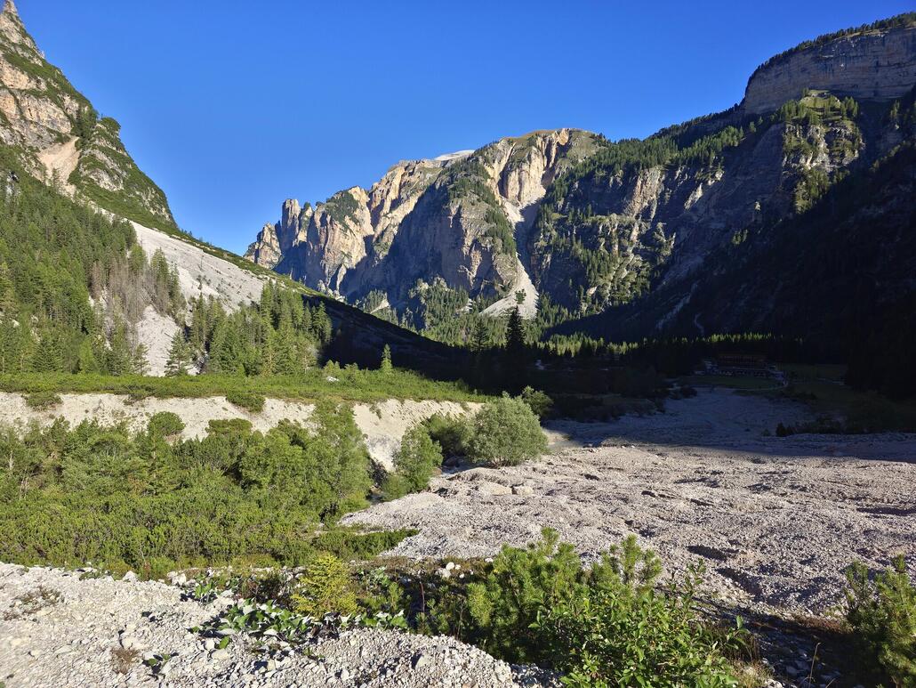20250918_093453.jpg (1.11 MiB) 1970 mal betrachtet Kurz nach dem Start in Pederü. Bereits beim Berghaus Pederü befindet man sich in mitten der steil abfallenden Felswände der Dolomiten.