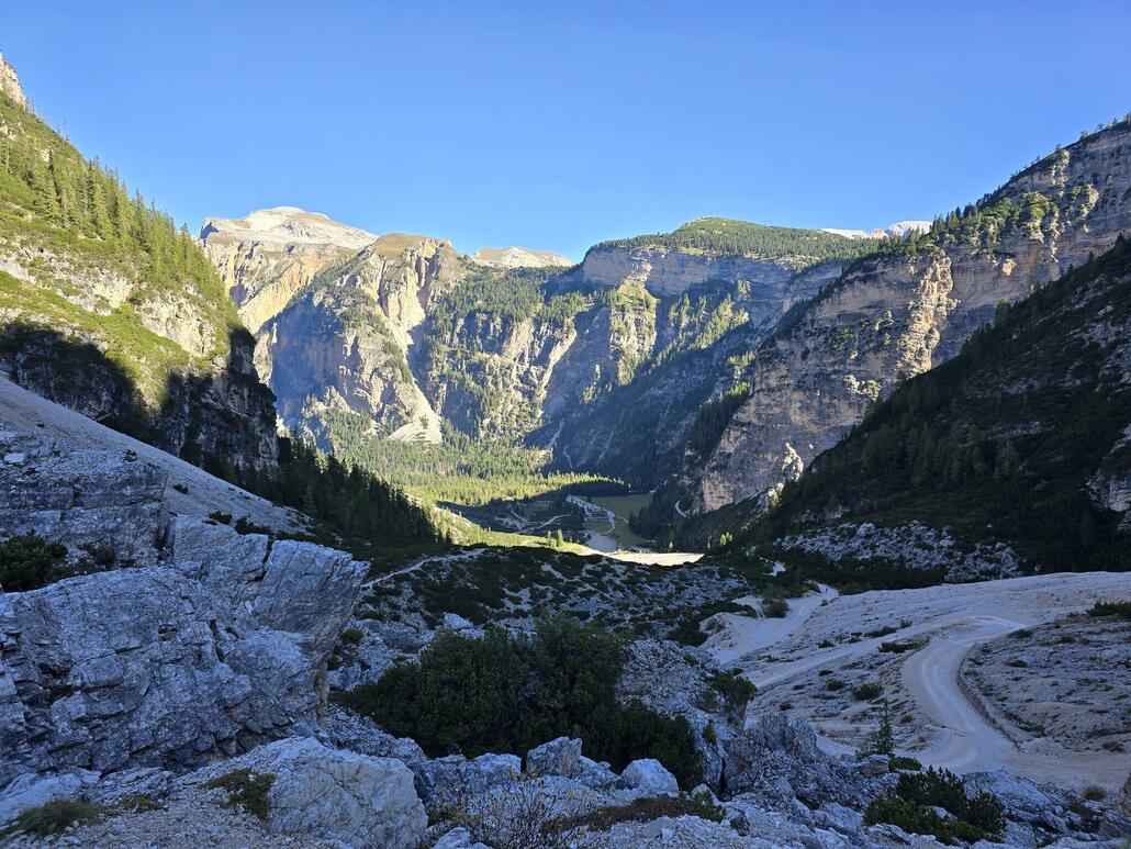 20250918_095221.jpg (924.14 KiB) 1884 mal betrachtet Die erste Geländestufe ist überwunden, Blick zurück nach Pederü