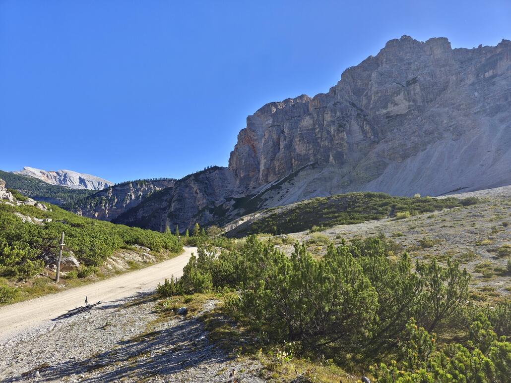 Zwischen Pederü und der Fanes Hütte durchquert man diese maletische Hochebene.