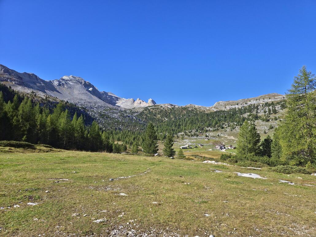Angelangt bei der Fanes Hütte, Blick in Richtung Almsiedlung und Lavarella Hütte.