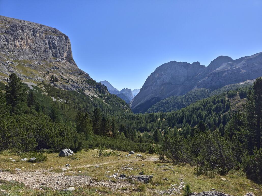 20250918_111034.jpg (1015.05 KiB) 1971 mal betrachtet Unterwegs in Richtung Grossfanesalm können wir ein erstes Mal ein Blick ins Tal Richting Cortina werfen, wo es später runter gehen soll.