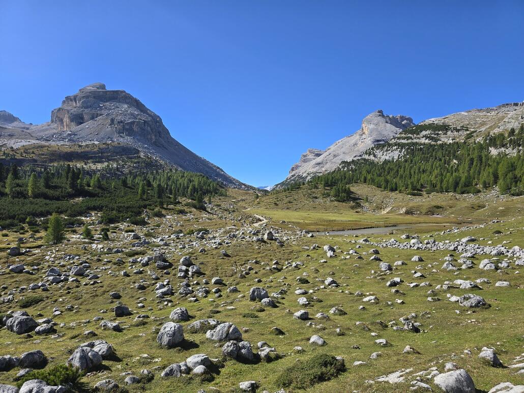 20250918_111707.jpg (1012.72 KiB) 1971 mal betrachtet Angekommen bei der Grossfanesalm. Blick in Richtung Col de Locia, welcher rüber nach Armentarola im Gadertal führt