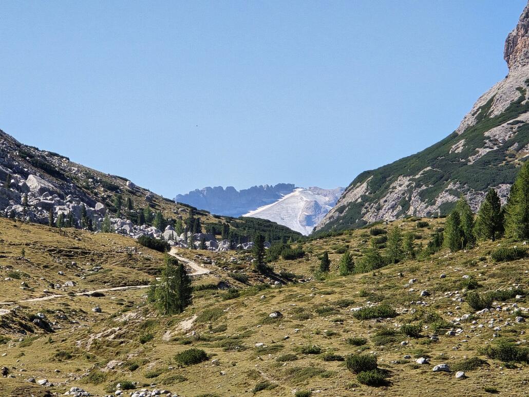 Über dem Pass ist knapp die Spitze der Marmolada zu sehen.