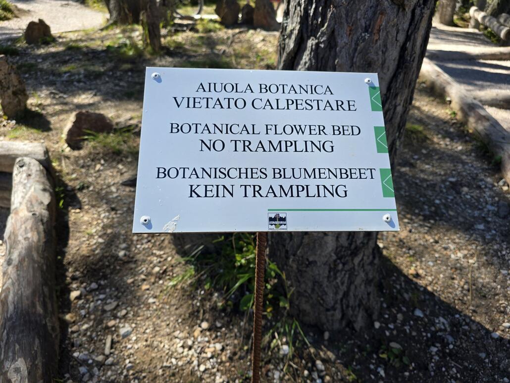 20250918_124312.jpg (564.18 KiB) 1970 mal betrachtet Interessante deutsche Übersetzung, inbesondere wenn man bedenkt, dass nur wenige Kilometer nördlich in Toblach Deutsch gesprochen wird.