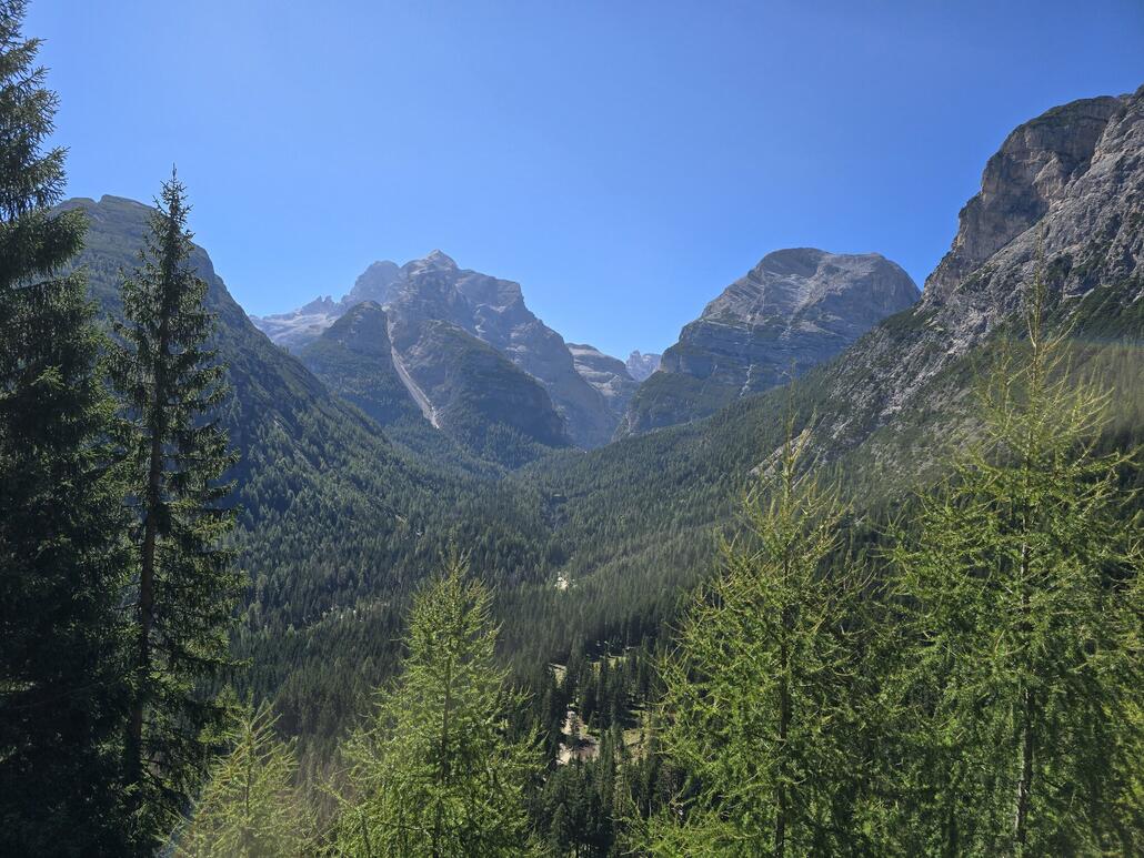 Blück über das Tal, wo wir zuvor noch unterwegs waren, zur Tofana.