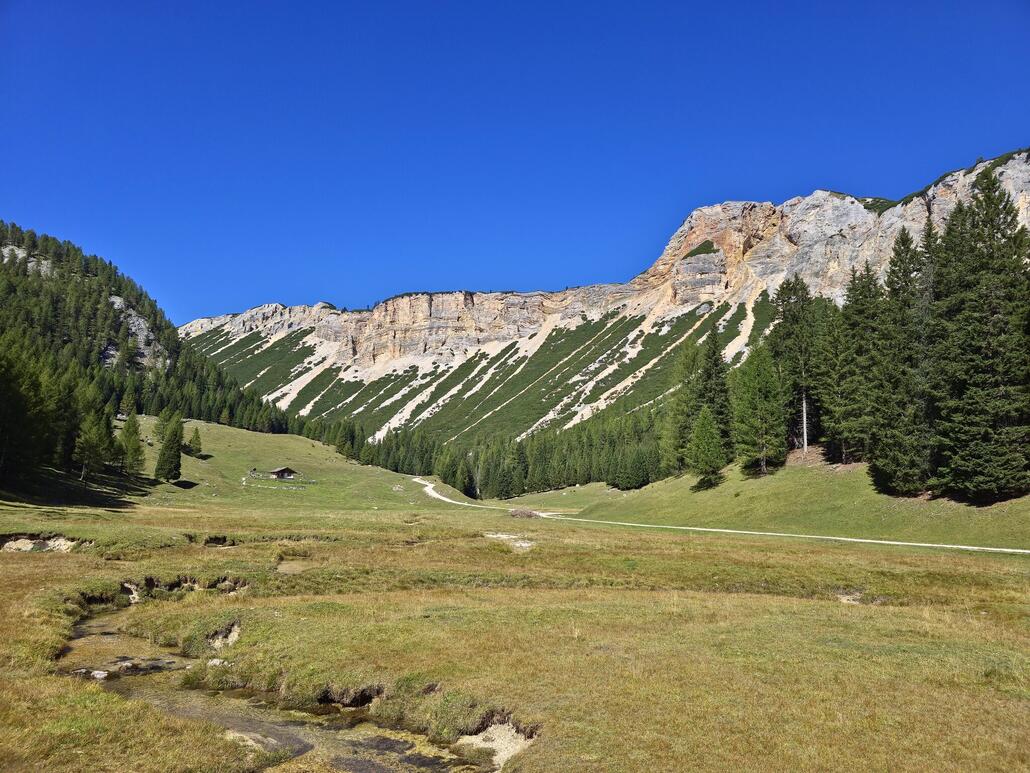 20250918_134734.jpg (1 MiB) 1880 mal betrachtet Oberhalb des Rifugio Ra Stua. Hier zweigen wir von der offiziellen Route ab.