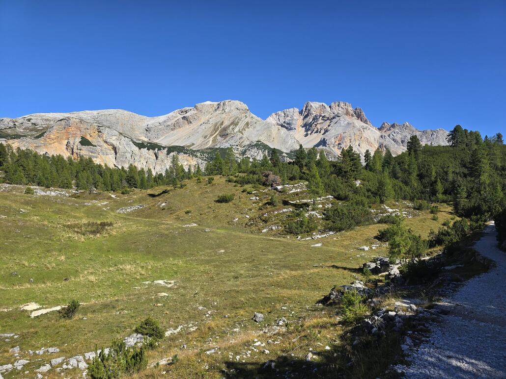 20250918_142431.jpg (938.45 KiB) 1886 mal betrachtet Auf dem Weg zur Schutzhütte Fodara Vedla, Blick rüber zur Hohen Gaisl