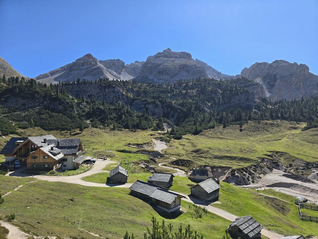 20250918_143435.jpg (887.13 KiB) 1876 mal betrachtet Angelangt bei der Schutzhütte Fodara Vedla