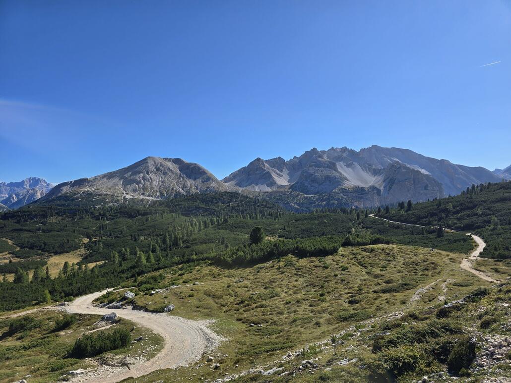 20250918_150557.jpg (771.24 KiB) 1971 mal betrachtet Angelangt beim Aussichtspunkt vor der Sennes Hütte.