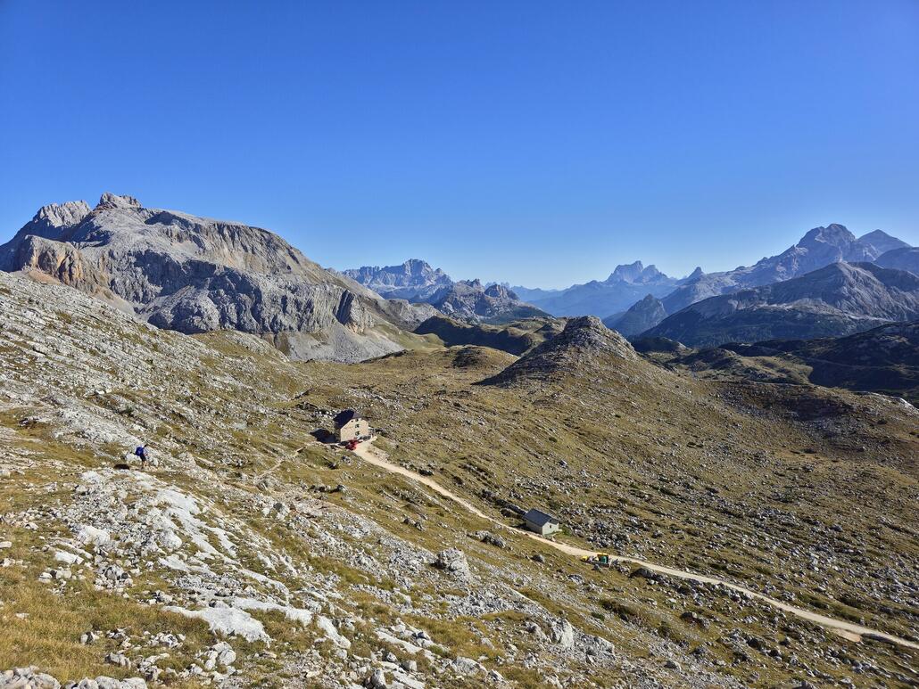 20250918_160650.jpg (1.08 MiB) 1876 mal betrachtet Phänomenale Aussicht von der Ofenscharte. Unten ist die Seekofelhütte zu sehen