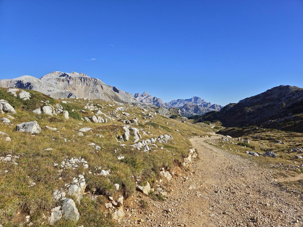20250918_163221.jpg (1.06 MiB) 1876 mal betrachtet Auf dem Rückweg zur Senneshütte, stehts begleitet vom eindrücklichen Panorama.