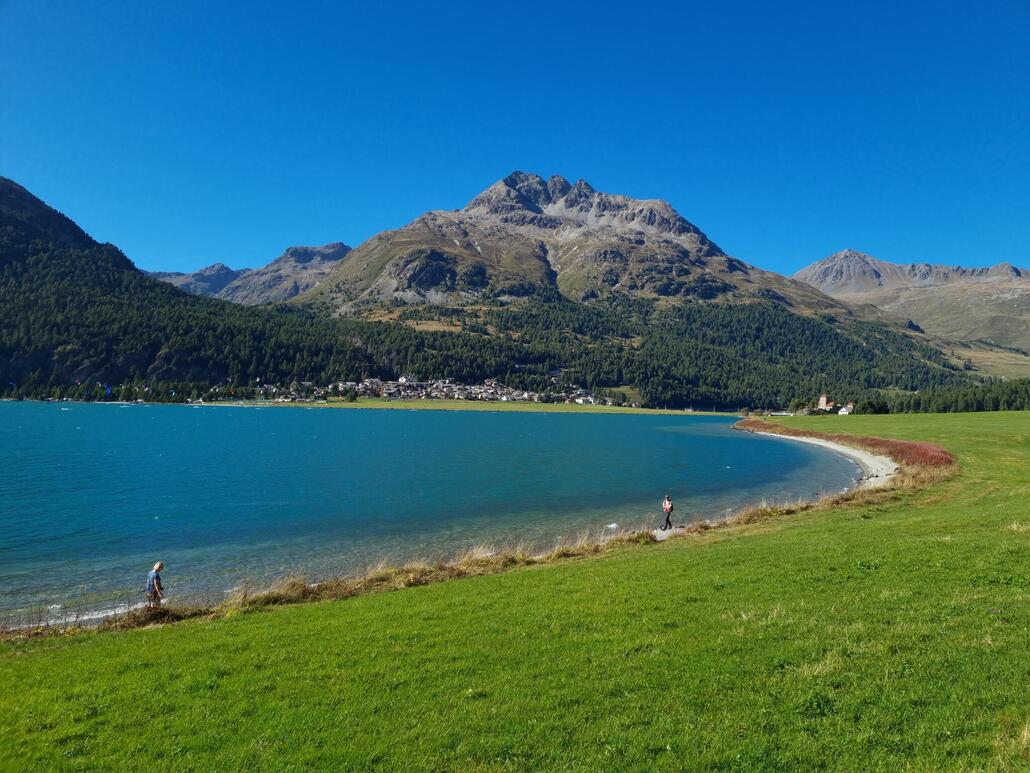 Silvaplana mit Piz Güglia ... und Bergwanderin testet die Wassertemperatur